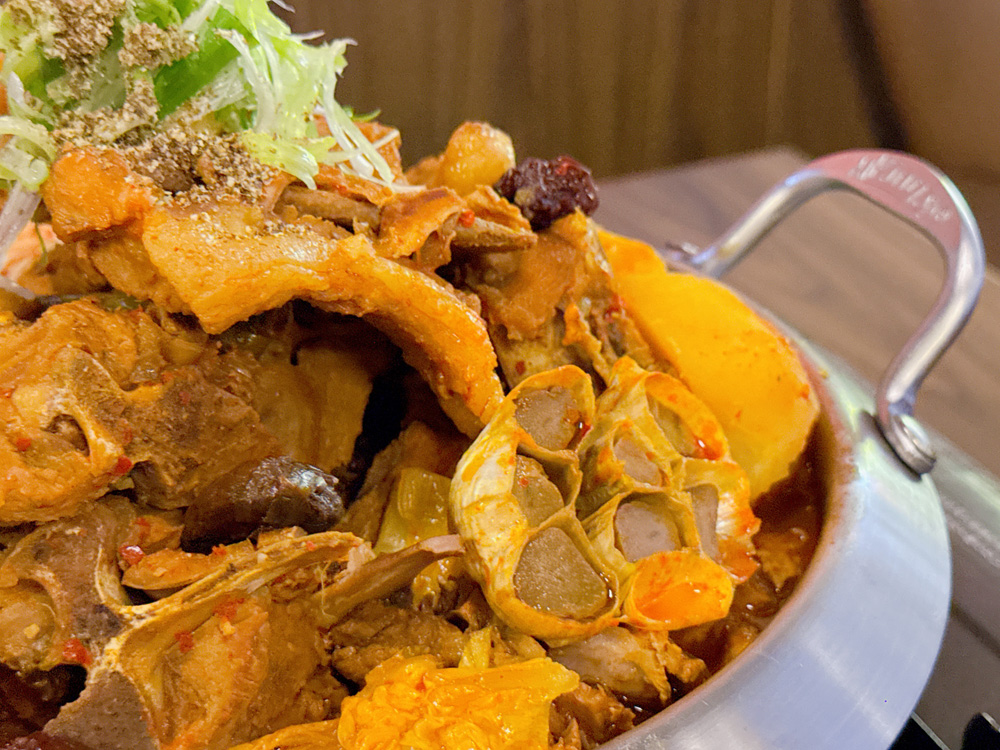 台北中山區美食｜歐巴楽 OBLIGI 首爾餐桌，三十年日式職人打造的現代韓式料理專門店，顛覆想像的黑蒜馬鈴薯排骨湯，只有在這才吃得到。