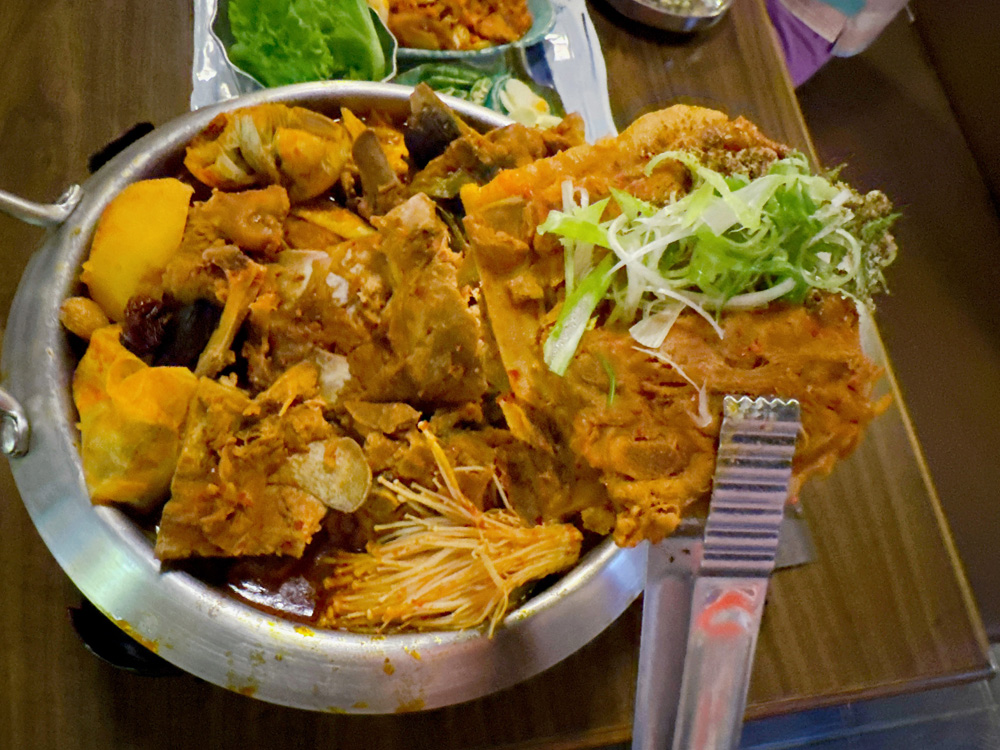 台北中山區美食｜歐巴楽 OBLIGI 首爾餐桌，三十年日式職人打造的現代韓式料理專門店，顛覆想像的黑蒜馬鈴薯排骨湯，只有在這才吃得到。
