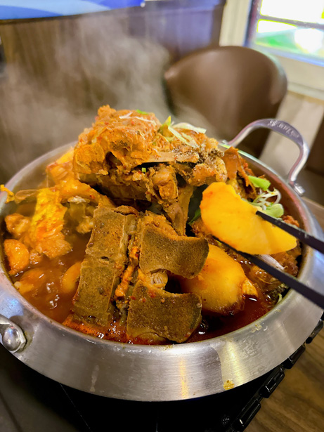 台北中山區美食｜歐巴楽 OBLIGI 首爾餐桌，三十年日式職人打造的現代韓式料理專門店，顛覆想像的黑蒜馬鈴薯排骨湯，只有在這才吃得到。